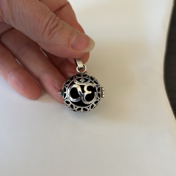 Om Silver Plated Diffuser‎ Locket Pendant - Picture 4 of 6